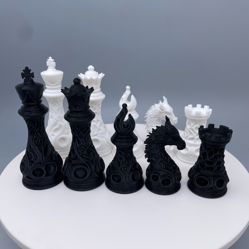 3D Printing Chess - ชุดหมากรุกขาวดำสไตล์กอธิค ผลิตจากพลาสติกด้วยเทคโนโลยีการพิมพ์ 3 มิติ จำนวน 32